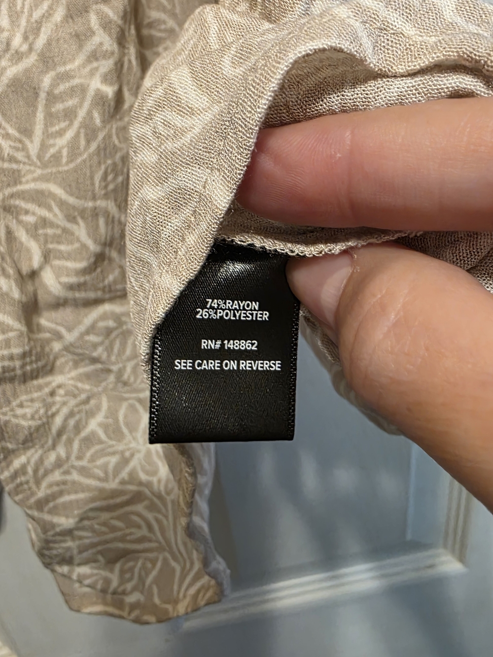 torrid NWT Size 1 Beige and White Leaf-Print V-Neck Blouse - Picture 4 of 4